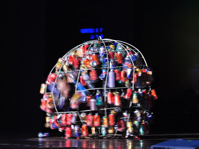 Tiết mục trình diễn cùng vỏ đồ hộp của Minh Hoàn trong tập đầu tiên của Việt Nam’s Got Talent 2012 Ảnh: Zu Nguyễn