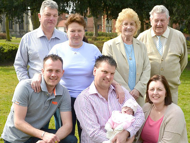 Dòng họ gần một thế kỷ mới có cháu gái