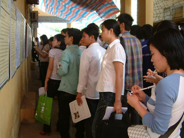 Khác với lần trước, kỳ thi này, t hí sinh sẽ bị kiểm tra qua cổng từ trước khi vào phòng thi. Ảnh: Phong Cầm