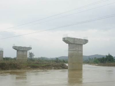 Cầu Ea Jớt vẫn trơ trụ