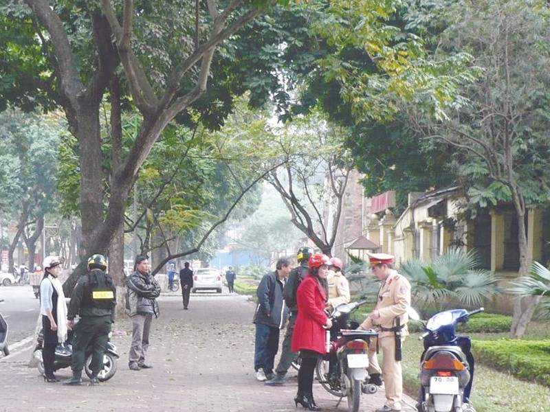 Do thủ tục rườm rà nên một số người vi phạm muốn tự thỏa thuận với CSGT cho xong Ảnh: Trọng Đảng