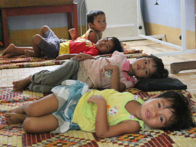 Xót xa nhìn trẻ mầm non ăn cơm với… dế mèn