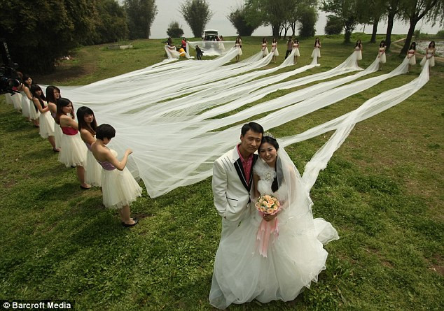 Chú rể và cô dâu cười rạng rỡ trong ngày hạnh phúc của mình!