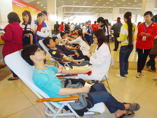 Hàng ngàn bạn trẻ tham dự Lễ hội Xuân hồng 2011