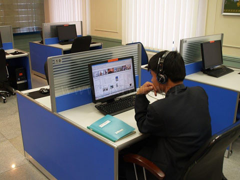 Một người Triều Tiên đang dùng mạng