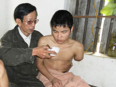 Ông Bình hàng ngày vừa tự lo cho bản thân, vừa phải chăm con