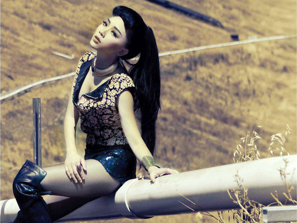 Tóc Tiên trở lại gợi cảm và nữ tính hơn