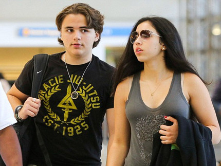 Con trai Michael Jackson đi nghỉ cùng bạn gái