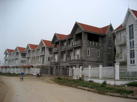 Thị trường địa ốc TPHCM tìm hướng tồn tại