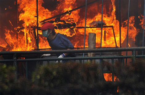 Quân đội tấn công chiến lũy của phe Áo đỏ