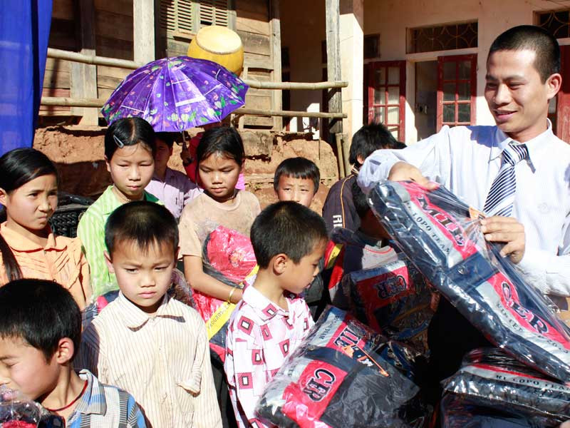 Tặng quà Tết cho người nghèo Lai Châu