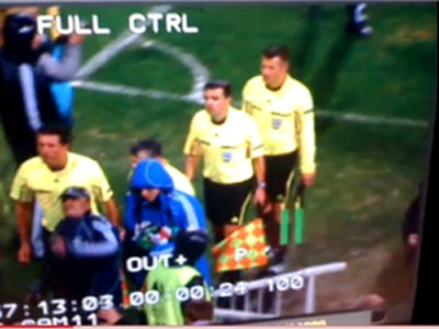 Đánh lén vào…mông trọng tài