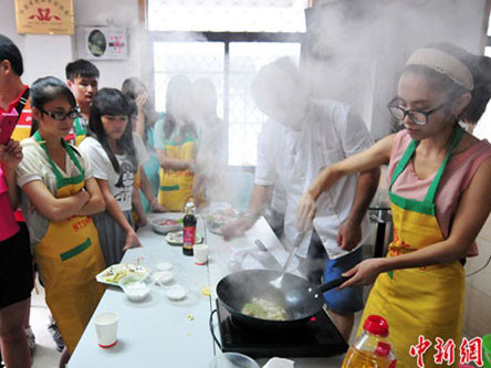 Nam sinh đua nhau đi học làm vú nuôi