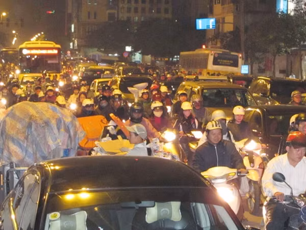 Ùn tắc nghiêm trọng trong ngày đưa ông Táo về trời. Ảnh: Anh Trọng