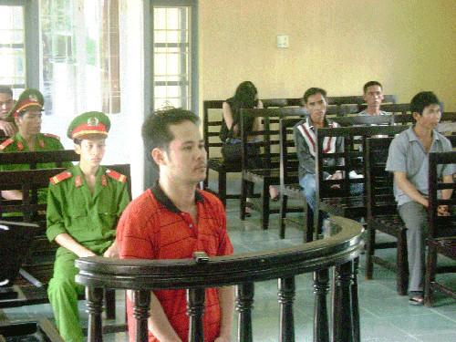 Bị truy nã vẫn thành đại gia?