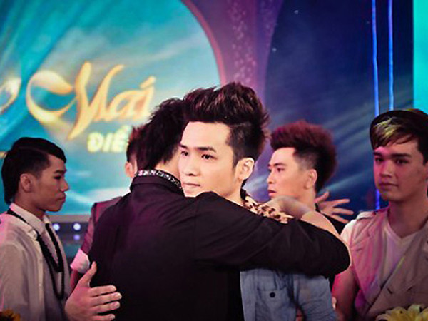 Vũ Hà Anh: “Quyết định của cá nhân tôi, không hề có áp lực nào từ bên ngoài”.Trong ảnh: Cái ôm từ biệt của Việt Anh dành cho Hà Anh Ảnh: Hoàng Trương