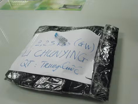 Bắt giữ người Trung Quốc vận chuyển 2,2 kg ma túy đá