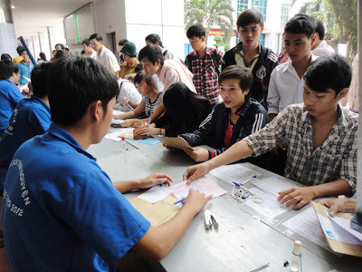 Thí sinh nộp hồ sơ xét tuyển NVBS tại trường ĐH Công nghiệp TPHCM