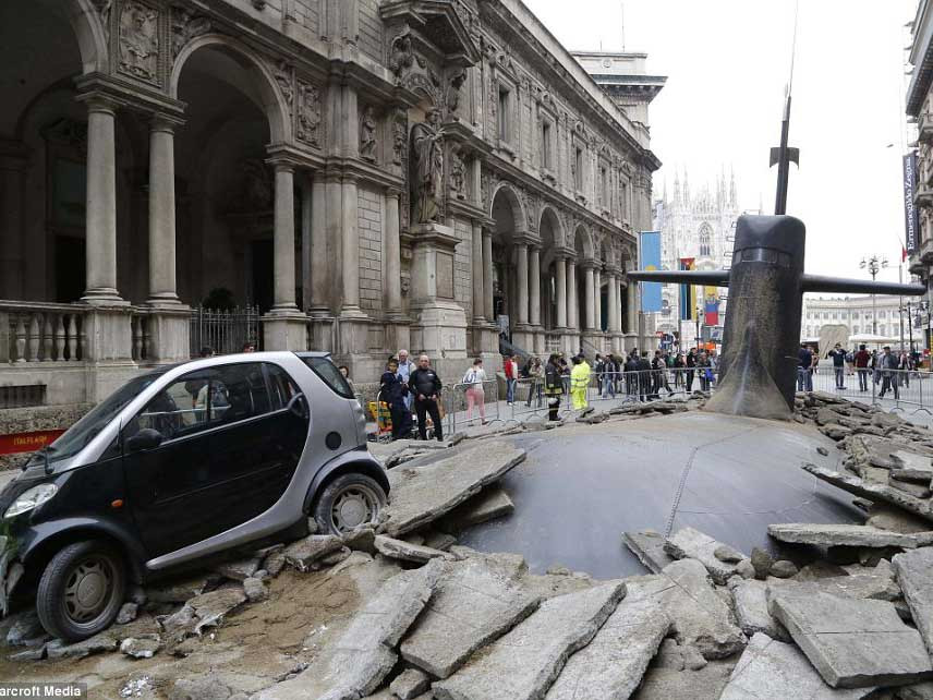 Cảnh tượng tàu ngầm trồi lên giữa mặt đường, làm hỏng một chiếc xe hơi