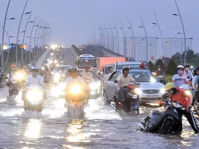 Triều cường gây ngập đường dẫn lên cầu Thủ Thiêm (quận 2, TPHCM)