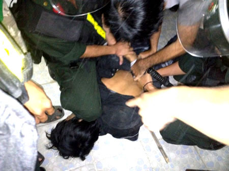 Hàng trăm cảnh sát vây bắt tên cướp cố thủ trong nhà dân