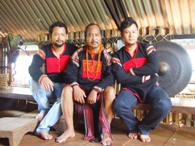 3 cha con ca sĩ Y Moan, Y Vôl ( trái) , Y Garia.