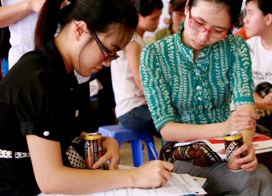 Sinh viên đang chăm chú đăng ký hồ sơ tuyển dụng