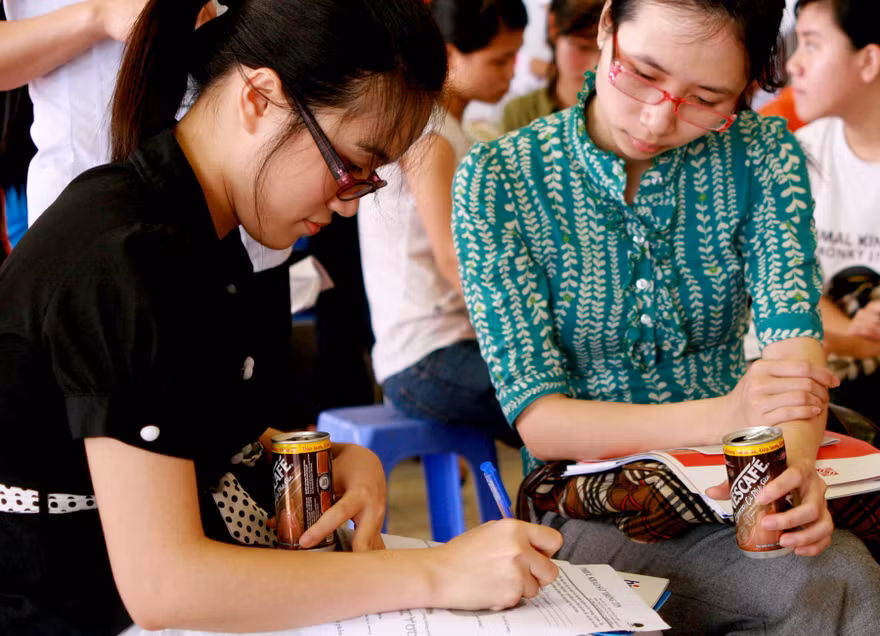 Sinh viên đang chăm chú đăng ký hồ sơ tuyển dụng