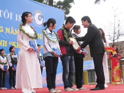 Bí thư T.Ư Đoàn, Chủ tịch T.Ư Hội sinh viên Việt Nam Nguyễn Đắc Vinh trao giải Lý Tự Trọng