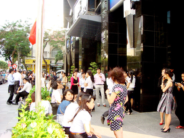 Rung chấn, hàng ngàn người hốt hoảng