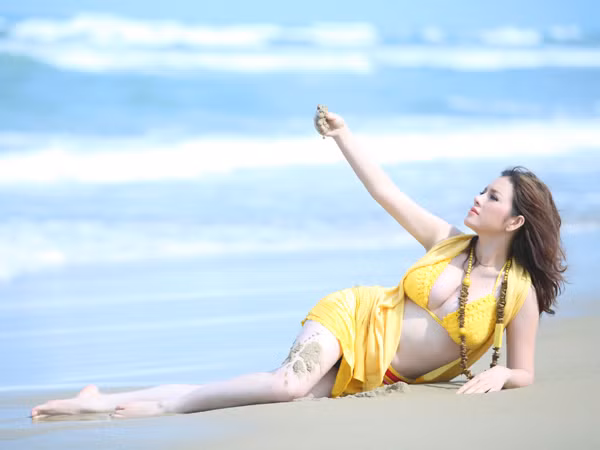 Lý Nhã Kỳ đọ sức nóng với mùa hè bằng bikini