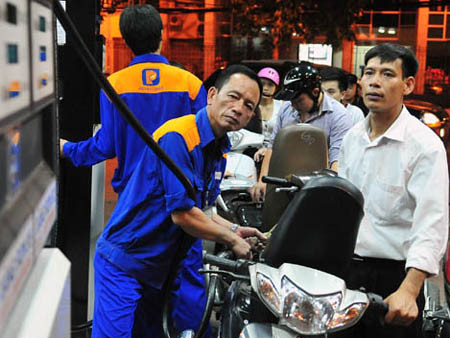 Petrolimex trần tình việc rót hàng nghìn tỷ cho công ty con