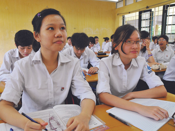 Khối THPT được dùng 70% học phí chi cho lương. Ảnh: Hồng Vĩnh