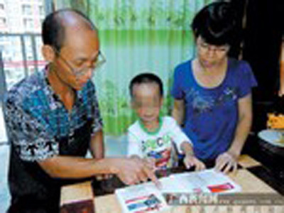 'Tiều thần đồng' hơn hai tuổi biết 190 quốc kỳ