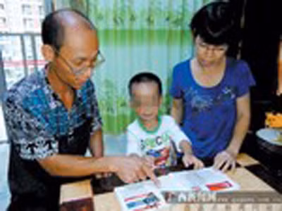 'Tiều thần đồng' hơn hai tuổi biết 190 quốc kỳ