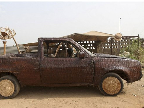 Độc đáo ô tô bọc… mây