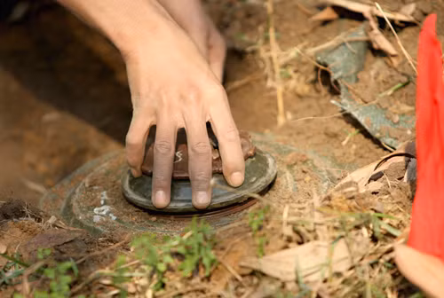 Xem lính công binh đối mặt ‘tử thần’