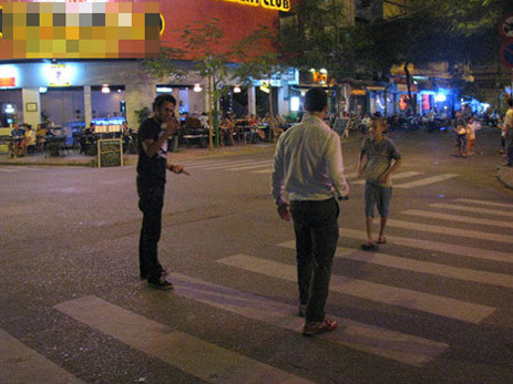 Một quý bà tiệc sex cùng 20 'phi công' trẻ