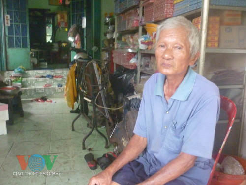 Cứu cụ già 90 tuổi khỏi căn nhà bị ngập gần tới nóc