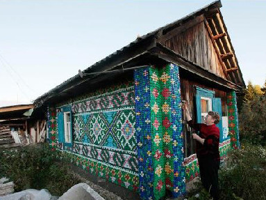 Căn nhà được trang trí từ các nắp chai