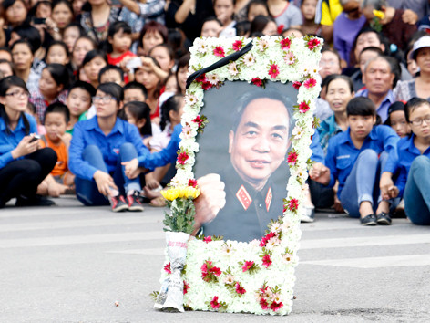 'Dải ngân hà cháy sáng trên mặt đất' và sự thức tỉnh