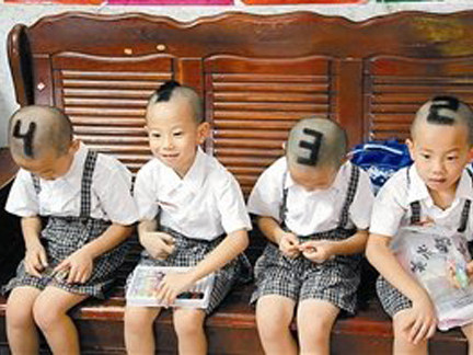 Trẻ sinh tư cạo đầu hình số để dễ phân biệt