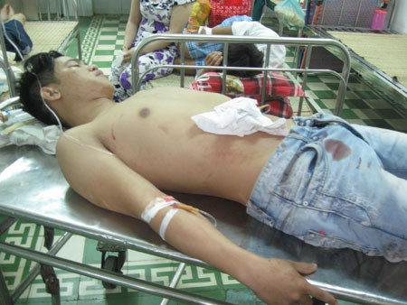 Đi chơi tết, bị đâm trọng thương