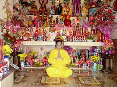 'Thánh 5.000 tuổi' ở TP.HCM với cách chữa bệnh kiểu 'tung chưởng'