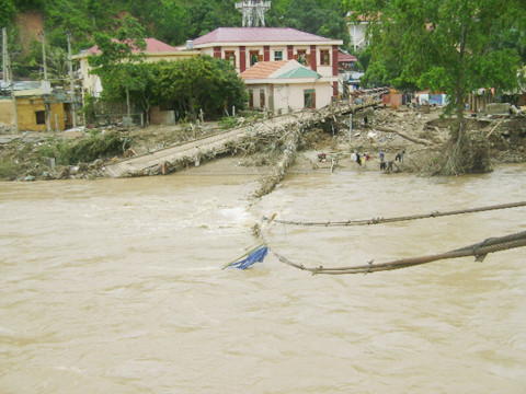 Các xã bị lũ cô lập gặp nhiều khó khăn