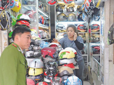 Mũ bảo hiểm rởm: Thách thức cơ quan công vụ