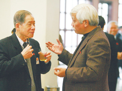 ĐB Dương Trung Quốc (phải) cho rằng, sợ và e ngại điện hạt nhân cũng phải thôi Ảnh: Hồng Vĩnh