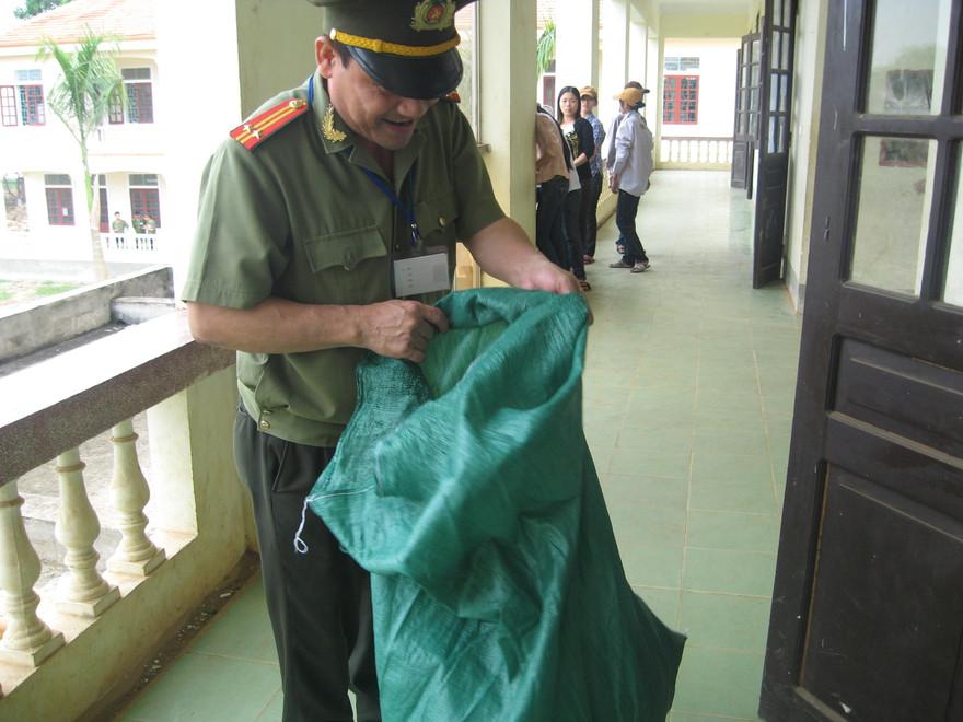 Phao thi chất đống ở trường thi