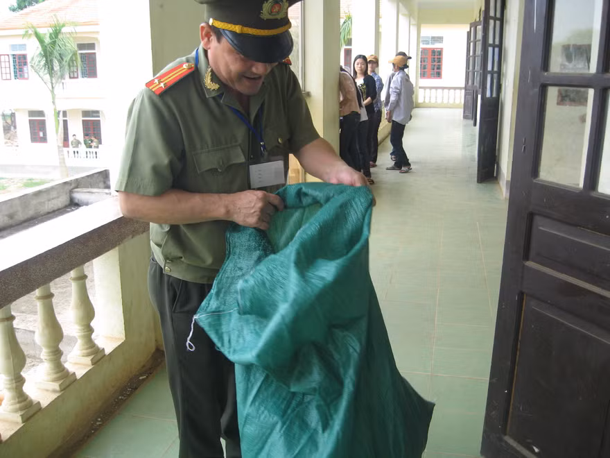 Phao thi chất đống ở trường thi