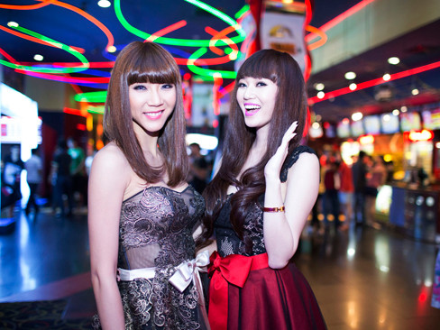 Ngọc Quyên, Khánh My đọ vòng một với váy ren